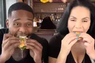 Schokkende moment dat een auto in een restaurant crasht en twee influencers meepakt die net eten aan het beoordelen zijn