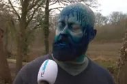 En plots wordt er (ook in België) massaal... 'smurfenspray' verkocht. Wat is dat precies en waarom kopen mensen het?