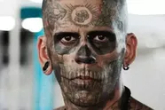 Man die 95% van zijn lichaam liet tatoeëren onthult hoe hij eruitziet nadat hij zijn tattoos heeft laten verwijderen