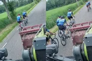 Boertje op tractor gaat helemaal los wanneer wielertoeristen in het midden van de weg fietsen