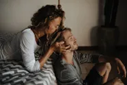 Lies (24) weet dat haar man Sander (26) het doet met andere venten, en toch vindt ze dat niet erg: "Er is één goede reden voor..."