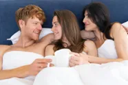 Thomas (32) onthult alle details over zijn allereerste 'ménage à trois' met zijn vrouw Sophie en haar beste vriendin Emma