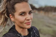 Hallo kroket! Ine Beyen maakt zich helemaal nat en showt al haar rondingen in een wetsuit (foto's)