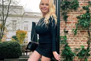 Lesley-Ann Poppe heeft de smaak te pakken en poseert nu in lingerie die de 'lading' amper dekt (foto's)