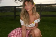 Boerin Dani gaat op jacht met pijl en boog, maar de beestjes zijn vooral onder de indruk van haar 'spannende' outfit (foto's)