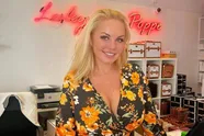 Ex-werknemers Lesley-Ann Poppe razend: "Ze is failliet en moet ons geld, maar hangt de grote jan uit op sociale media!"