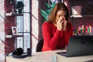Isabelle (41) is boos op haar hitsige collega: "Hij legt z'n worst op mijn bureau en vraagt of ik het tussen een sandwich wil!"