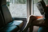 Wilde ontmoeting in de trein gooit leven van Dina (31) overhoop "Ik deed het op het toilet met een vreemde... Ik stond in brand!"