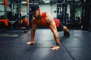Wat er écht met je lichaam gebeurt als je 30 dagen lang 100 push-ups doet (en of het écht iets oplevert)