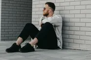 Timo (33) zit in zak en as sinds bevalling van zijn vriendin: "Ze wil niet meer van bil gaan, ik mag het zelfs met andere vrouwen doen..."