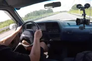 Tegen 100 km/u van vijfde naar eerste versnelling schakelen, wat doet dat met je auto? Deze man testte het uit...