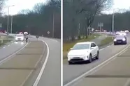 Wielertoerist waant zich even koning van de weg en krijgt gratis vliegles van een automobilist