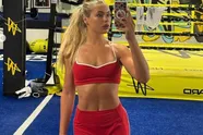 Schaatsbabe Jutta Leerdam poseert in heel speciale outfit en het lijkt alsof ze haar ondergoed vergat aan te doen (foto's)