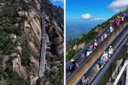 Toeristen in China kunnen nu met een roltrap van 1.236 meter lang een hele berg op – en het ziet er waanzinnig uit