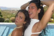 Dua Lipa en zus Rina poseren samen in bikini en dat is 'hotter than hell' (foto's)