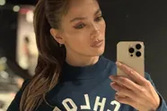 Jennifer Lopez poseert in weinig verhullende sportoutfit en haar twee grootste 'assets' komen geweldig goed tot hun recht