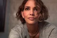 Halle Berry laat nogal veel 'vlees' zien in bijzondere outfit en Mark Z. is niet blij... Gelukkig is er oom Elon nog! (foto's)
