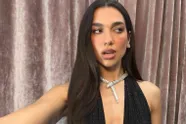 Dua Lipa 'heetste vrouw op aarde' gedoopt na foto's die weinig aan de verbeelding overlaten