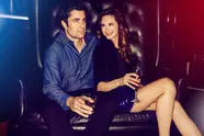 Koppel vertelt over hun eerste keer op een exclusief seksfeestje: "Wat die man deed met een vrouw in de jacuzzi vergeet ik nooit!"