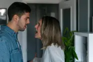 "Ik betrapte mijn man in pikante vrouwenlingerie... Maar wat hij daarna deed in de garage, is nóg erger!"