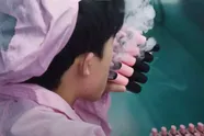 Schokkende beelden tonen hoe vapes getest worden in fabriek: "Tot wel 10.000 per dag!"