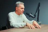 Peter Van de Veire verrassend eerlijk over de 'bedpret' met zijn partner: "Je moet het regelen..."