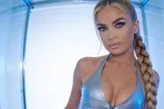 De 'kroonjuwelen' van voormalige Baywatch-babe Carmen Electra komen serieus piepen in weinig verhullende jurk (foto's)