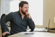 "Ik zou graag mijn knappe collega alle hoeken van de kamer laten zien... Maar om één reden lachen mijn maten me ermee uit!"