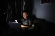 Deze gast doet zich online voor als hete babes en pikante modellen: dit waanzinnige bedrag verdient hij daarmee