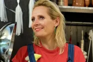 Lekker lekker! Chef Sofie Dumont ziet er 'smakelijk' uit in bikini en badpak (foto's)