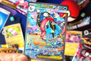 Nieuwe Chaos Rising Pokémon-kaarten zijn uit en je collega van 34 staat alweer boosterpacks open te scheuren
