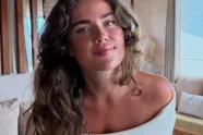 Bloedhete Femke Postma nodigt enkele vriendinnen uit en ze poseren gezellig in bikini (foto's)