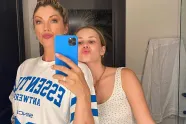 Kelly Pfaff onthult hoe én wanneer ze Shania uitlegde 'waar de klepel hangt': "En je hebt ook nog altijd twee vingers..."
