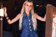 Haliey Welch, aka 'The Hawk Tuah-girl' gaat paardjerijden in bikini... en dat maakt online wel wat los (foto's)