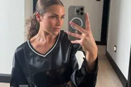 Temptation-Donna deelt wat fitnessfoto's en haar outfit zit goed strak... ook aan het billenwerk