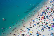 Populair vakantieland bij Vlamingen voert bizarre regel in op veelbezocht strand: "Voor iedereen tussen 10 en 65 jaar"