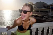 Alina uit 'De Mol' pronkt nog eens met haar tempel van een lijf in bikini (foto's)