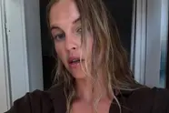 Fan of geen fan van selfies... Als het er eentje is van Bab Buelens in bikini, dan moet je wel hoera roepen!