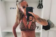 Hoe zou het nog zijn met... Lasgo-zangeres Evi Goffin? Prima, als je deze snikhete bikinifoto's ziet!