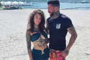 Ken je ze nog? Temptation-Rosanna zet (minimaal gekleed) haar tattoos én 'rondingen' ferm in de kijker!