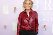 Sharon Stone hult zich in een 'slip dress' en bewijst dat ze zelfs op haar 68e nog steeds een echte bom is (foto's)