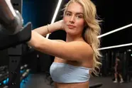 Alice uit Big Brother wurmt haar 'derrière' in een strakke outfit... en dat levert hemelse beelden op