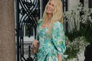 Eeuwig jonge Claudia Schiffer (56) viert haar verjaardag in stijl: met snikhete bikinifoto's!