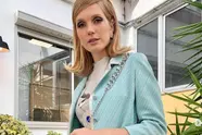 ‘Knokke Off’-actrice Emma Moortgat duikt in felgroen badpak een bergmeer in, en haar volgers gaan helemaal los