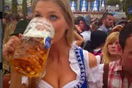 Het 'Oktoberfest' staat voor de deur: laat ons dat vieren met enkele van de lekkerste drindl-babes (foto's)