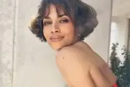 Halle Berry (60!) ziet er simpelweg indrukwekkend uit in een doorschijnend badpak (foto's)