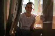 Hij (29) deed het met een dame van 63. Nu onthult hij alle details over haar... zweepjes en handboeien!