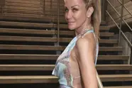 Debby Pfaff (51) showt haar figuur in opvallend badpak: “Wat een prachtige vrouw!” (foto's)