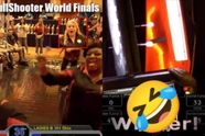VIDEO: Dame gooit soft tip dartbord om na winst op Bullshooter WK