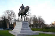 Gemeente Leuven haalt beeld Leopold II weg bij stadhuis